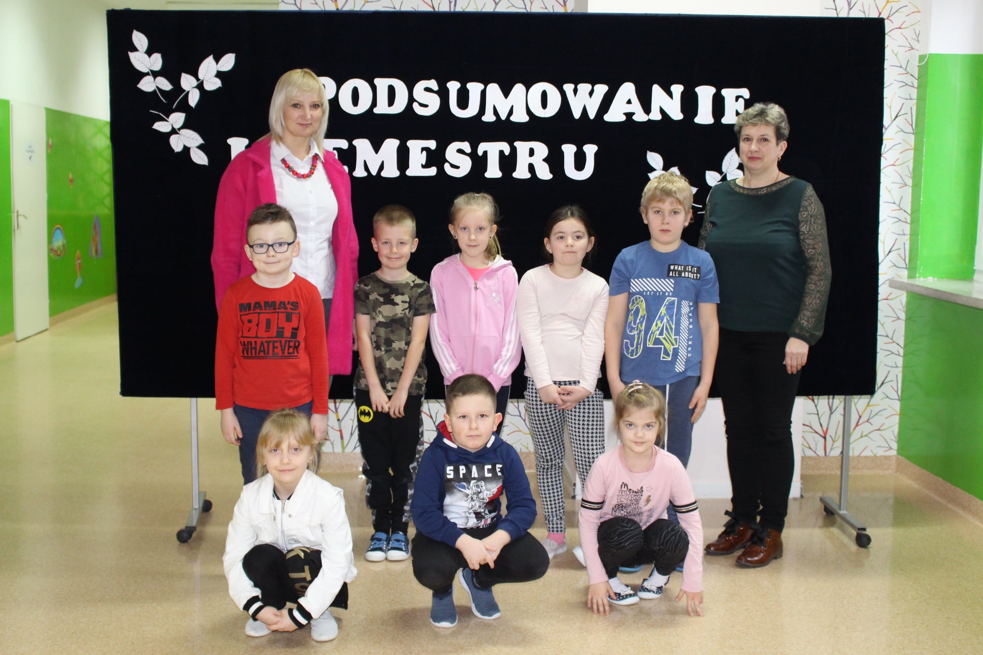 zdjęcie grupowe dzieci z wychowawcą i dyrektorem szkoły