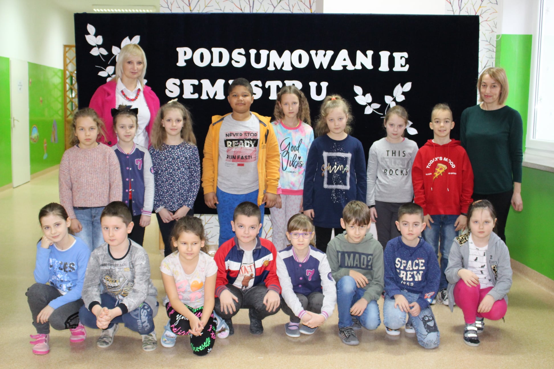zdjęcie grupowe dzieci z wychowawcą i dyrektorem szkoły