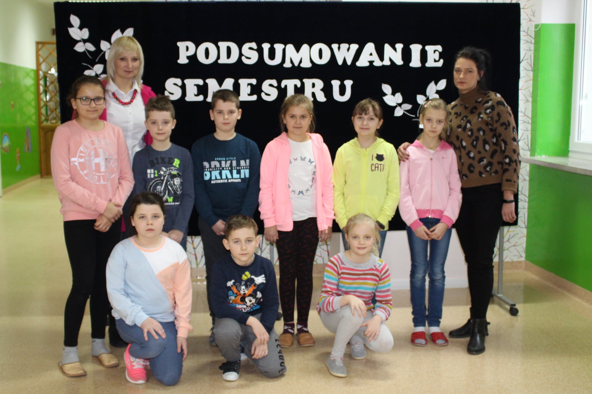 zdjęcie grupowe dzieci z wychowawcą i dyrektorem szkoły