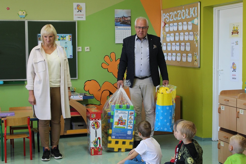 Pan Burmistrz Marek Młyński w obecności Pani Dyrektor ZPPO w Broku przekazuje Przedszkolakom zabawki.