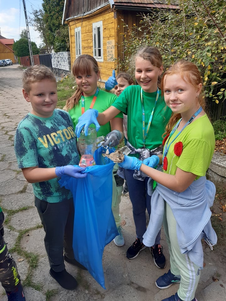 Uczniowie na Akcji Sprzątania Świata