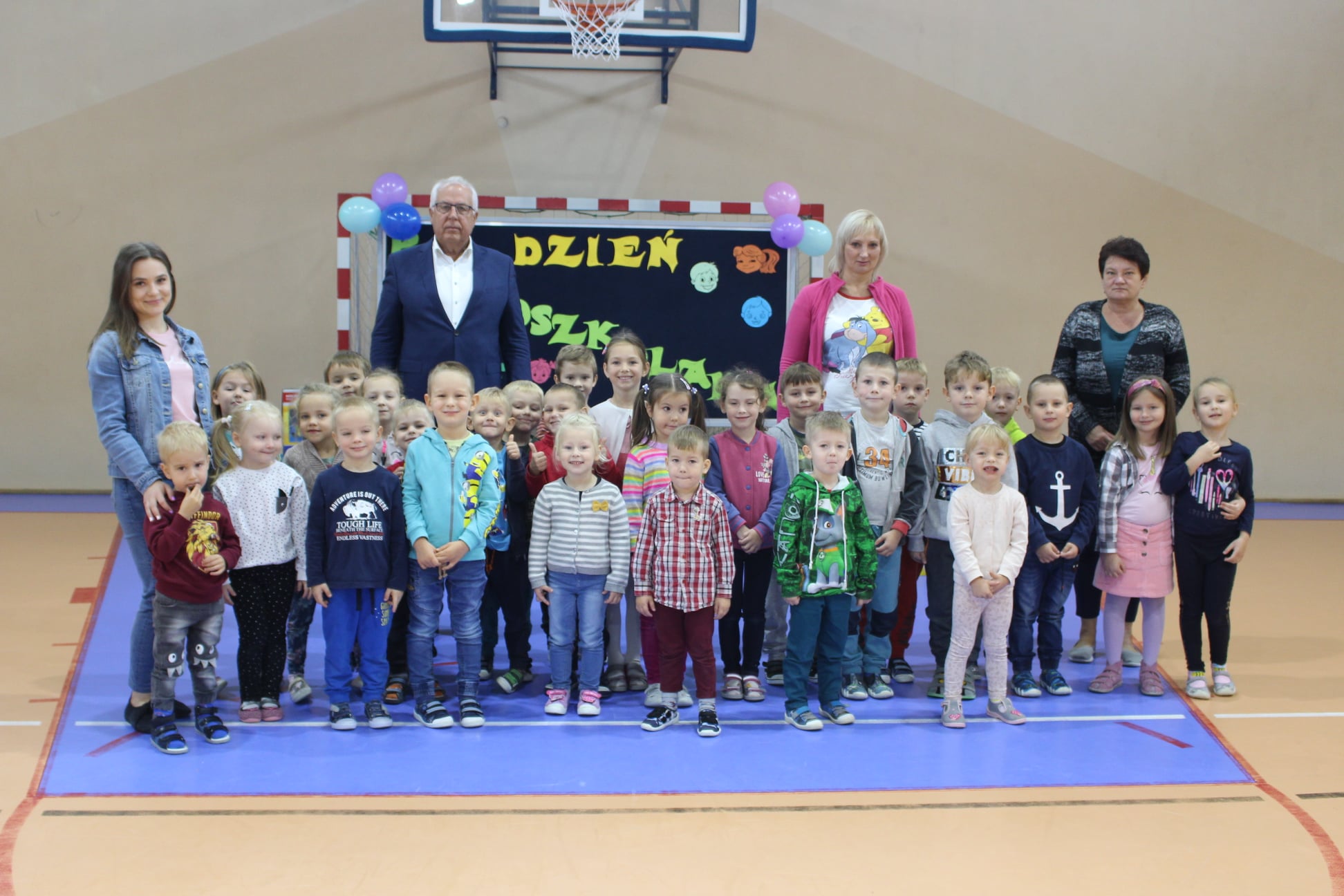 Grupa przedszkolaków z nauczycielami i Burmistrzem Panem Markiem Młyńskim
