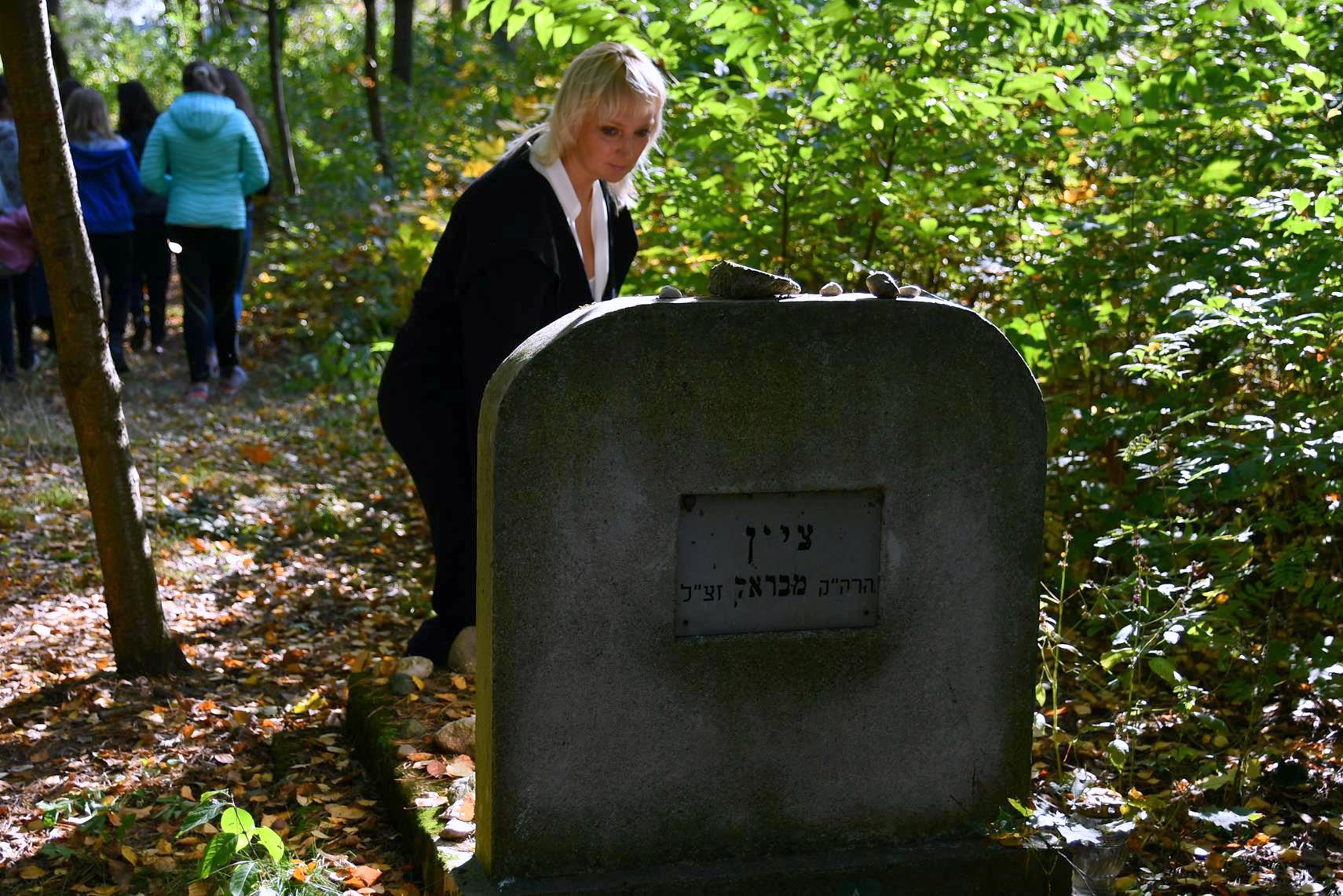 składanie kamieni na cmentarzu żydowskim