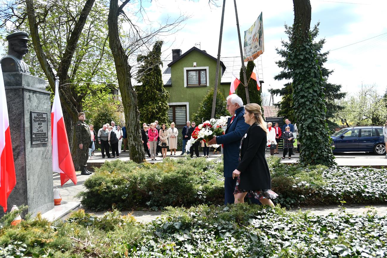 Władze Samorządowe składają kwiaty pod pomnikiem Marszałka Józefa Piłsudskiego