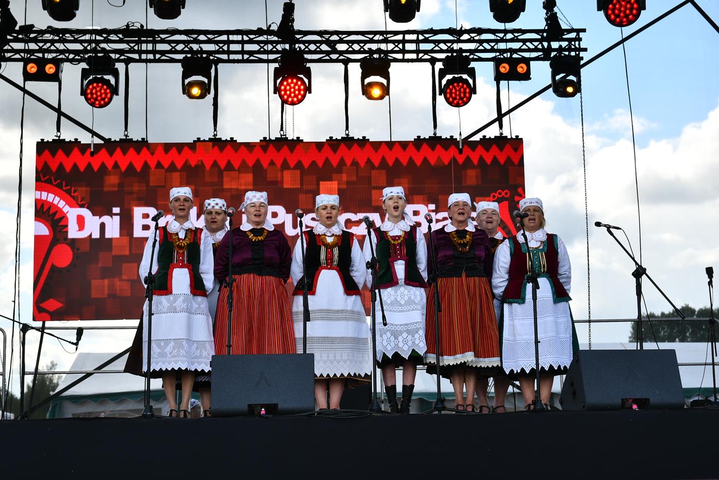 Występu zespołów kurpiowskich na festiwalu