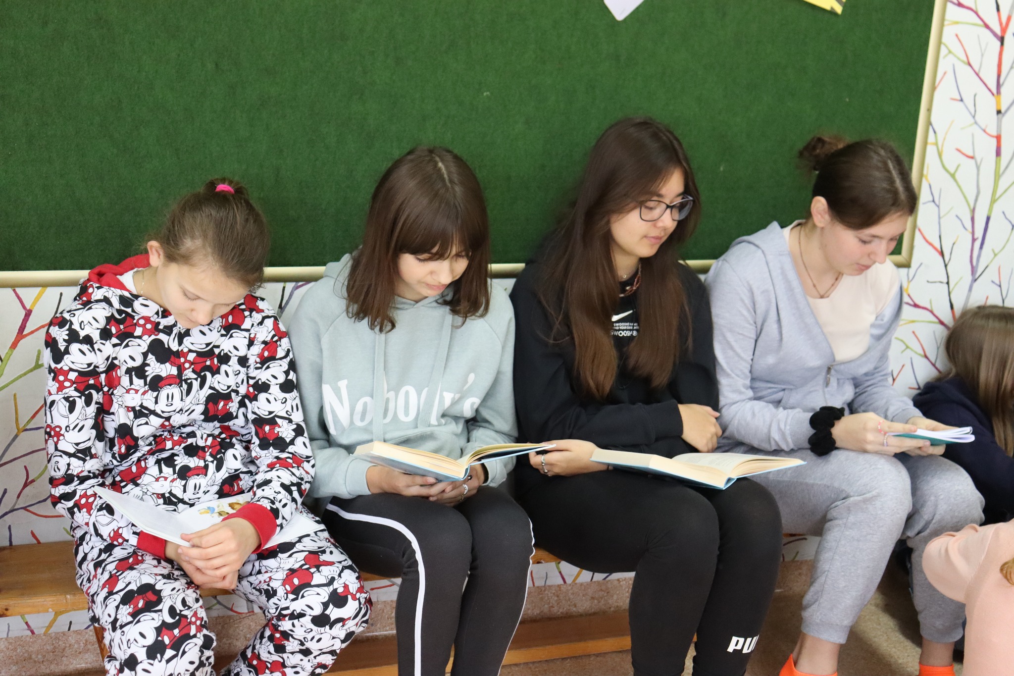 Uczniowie czytają książki na przerwie