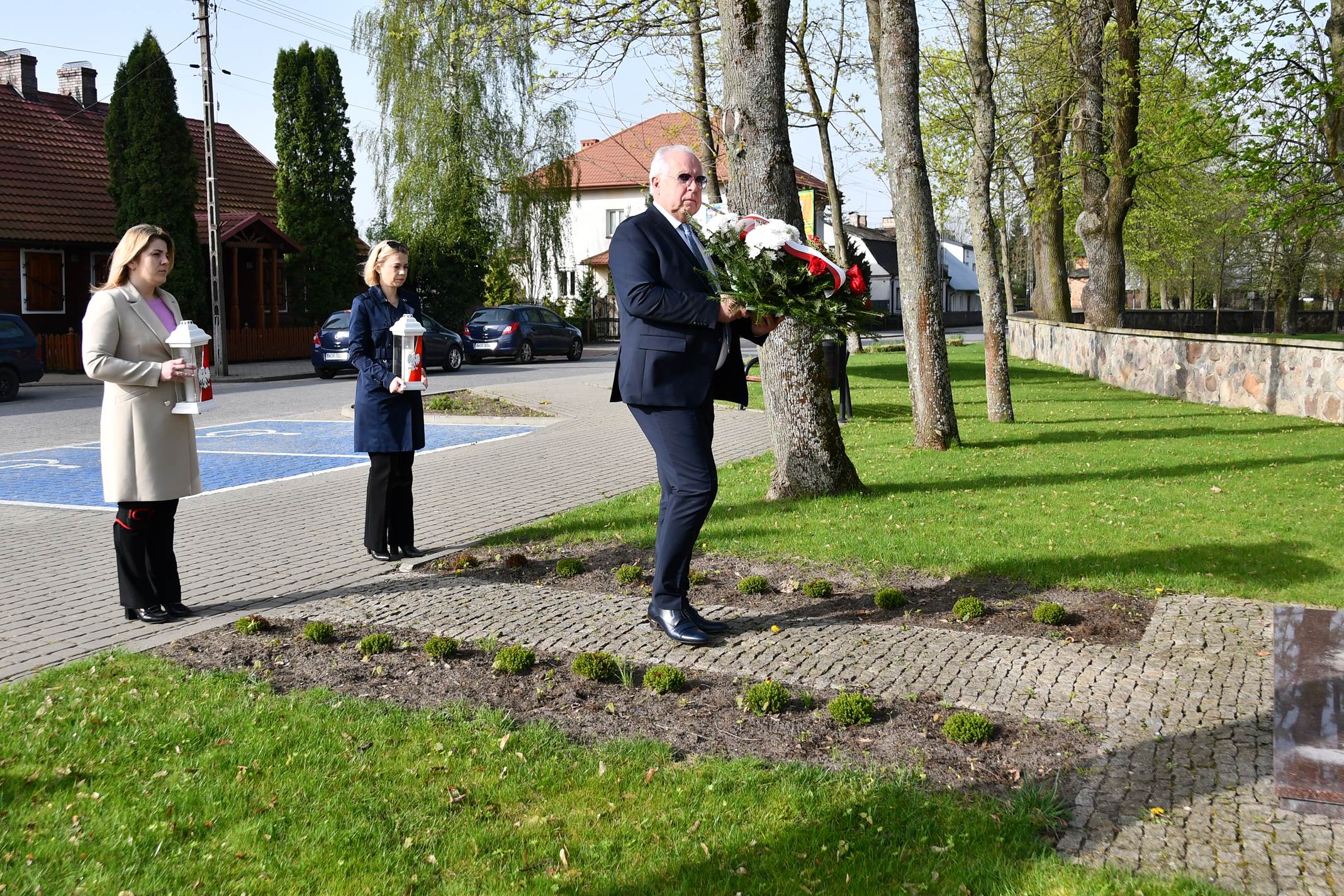 Delegacja Władz samorządowych składa wiązankę kwiatów