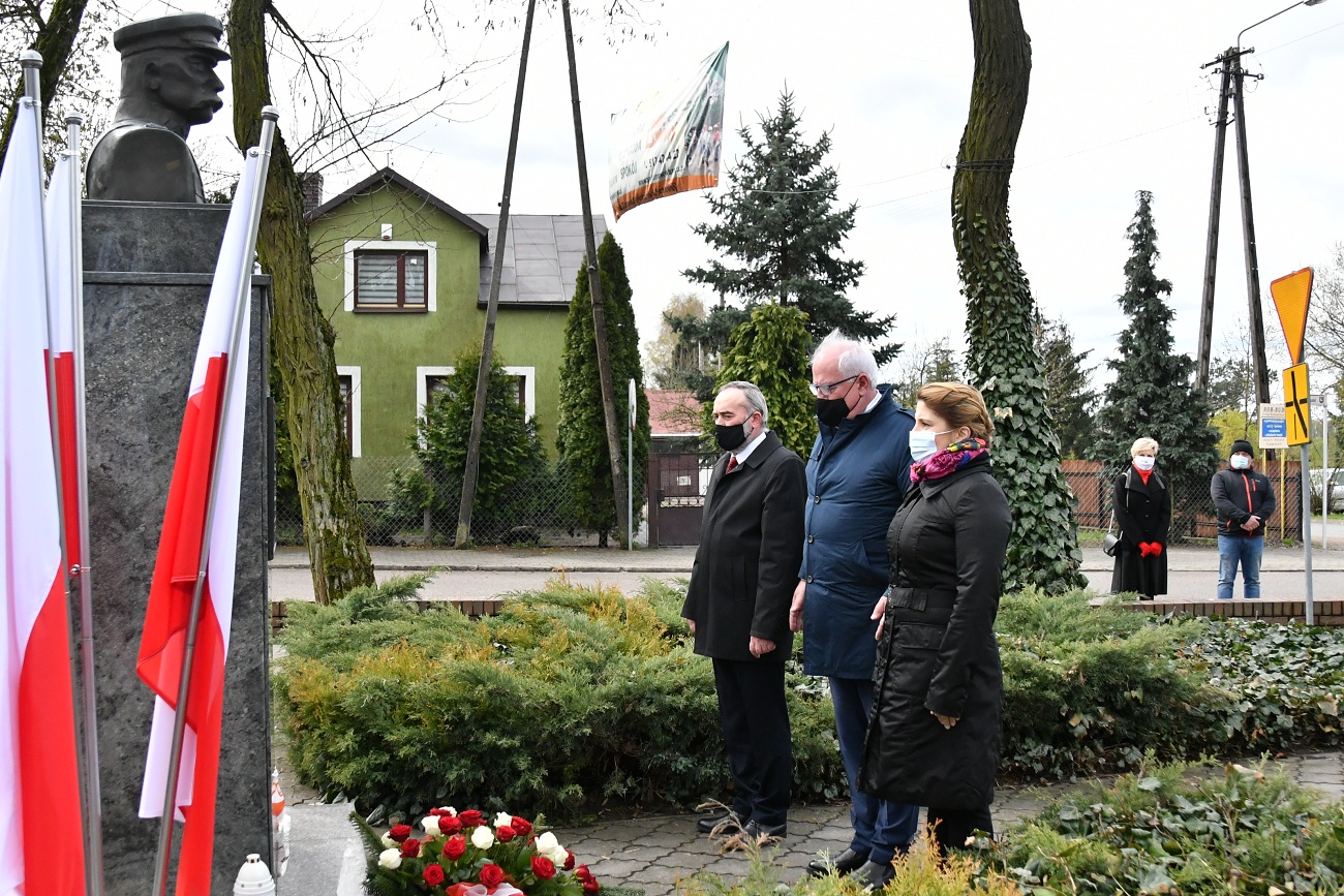Delegacja Władz Samorządowych składa wiązankę kwiatów pod pomnikiem Marszałka J. Piłsudskiego - zdj.3