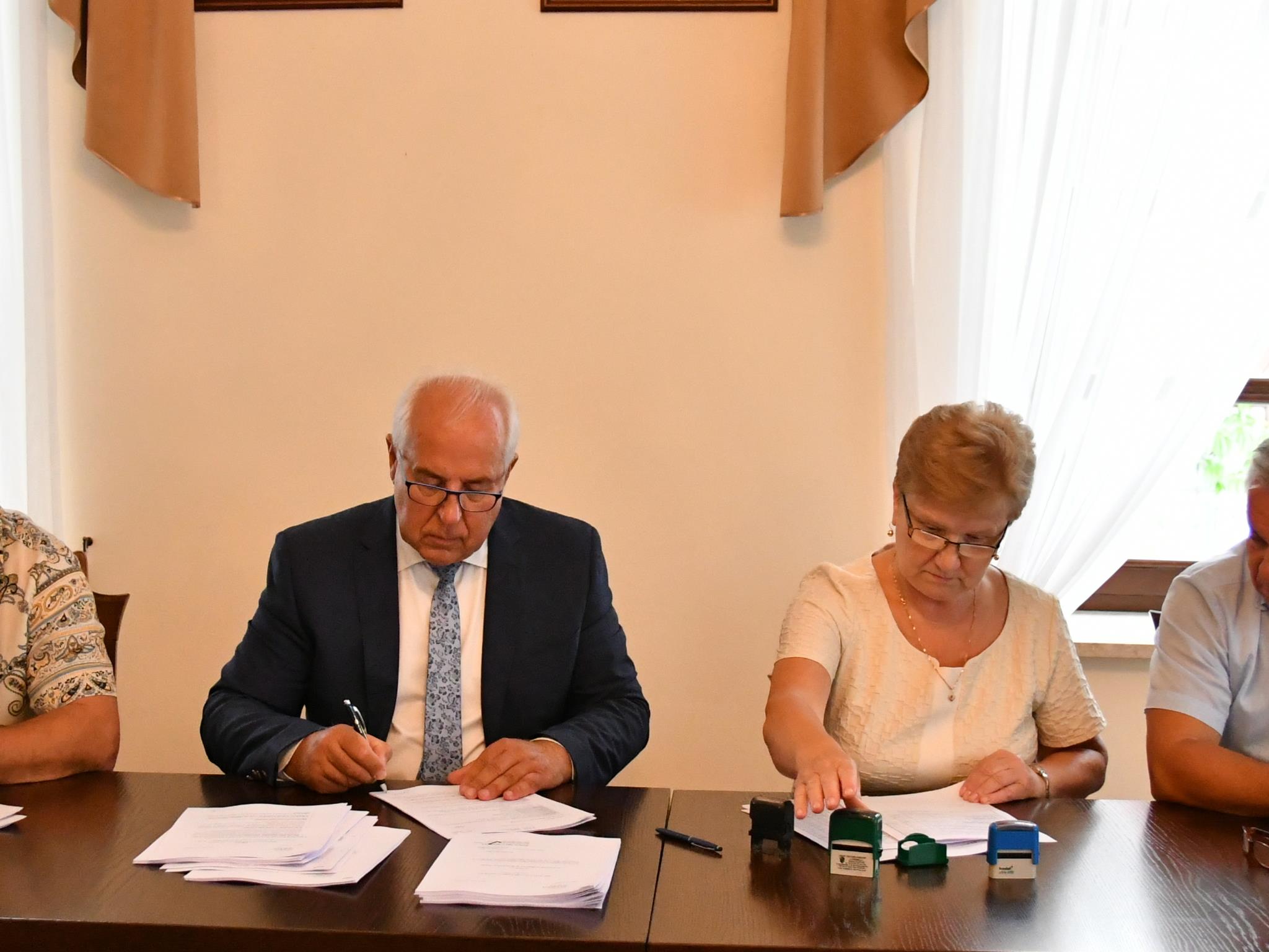 Pan Burmistrz i Pani Skarbnik podpisują umowę