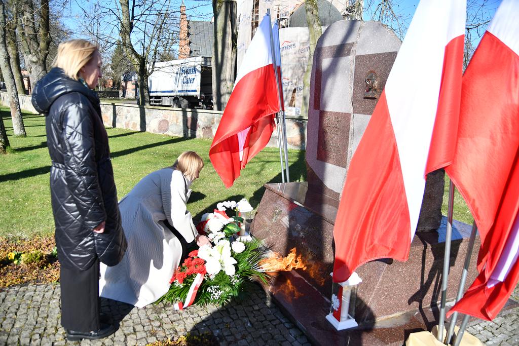 Złożenie kwiatów i zapalenie zniczy