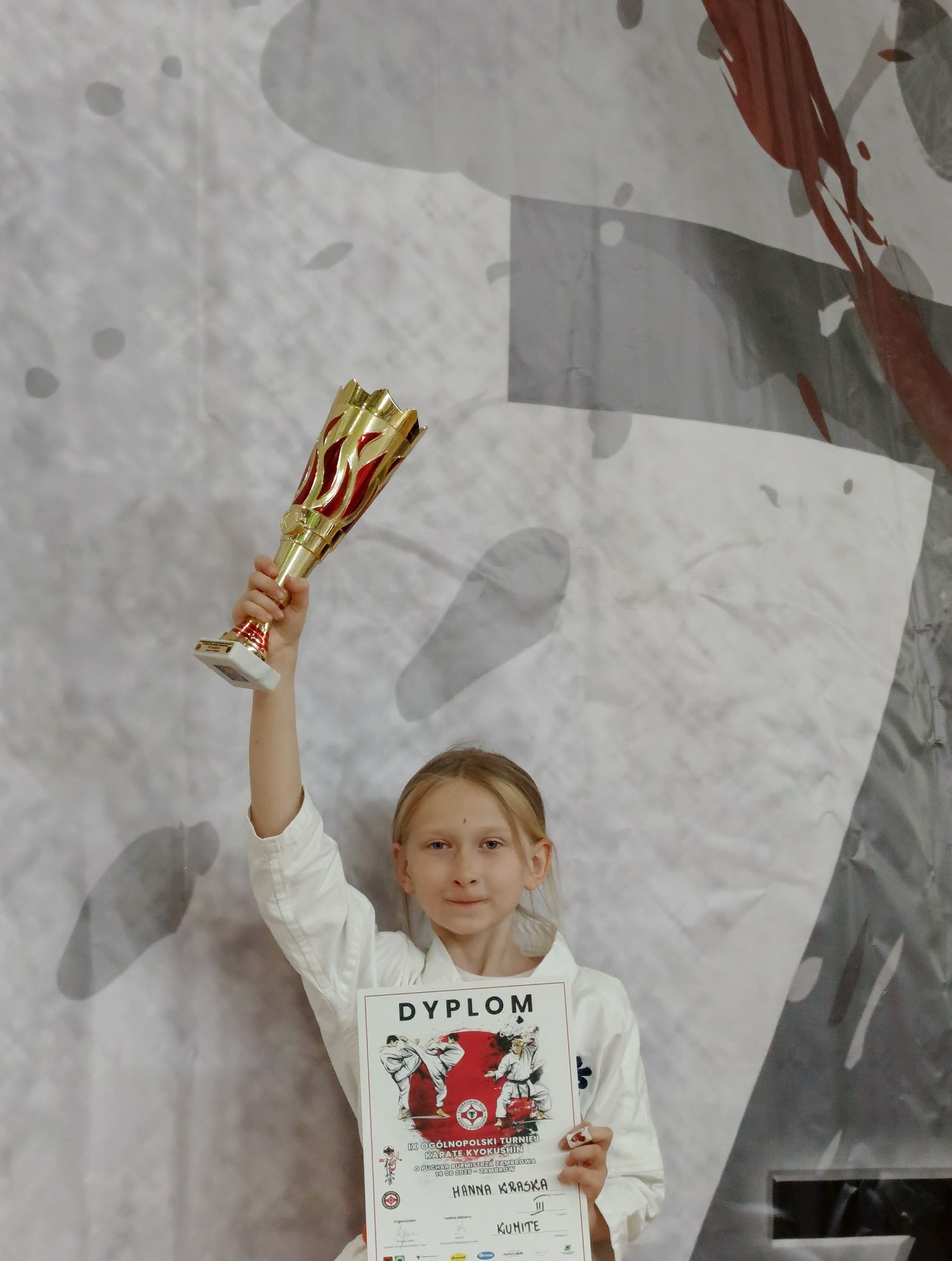Zawodniczka zawodów karate z pucharem