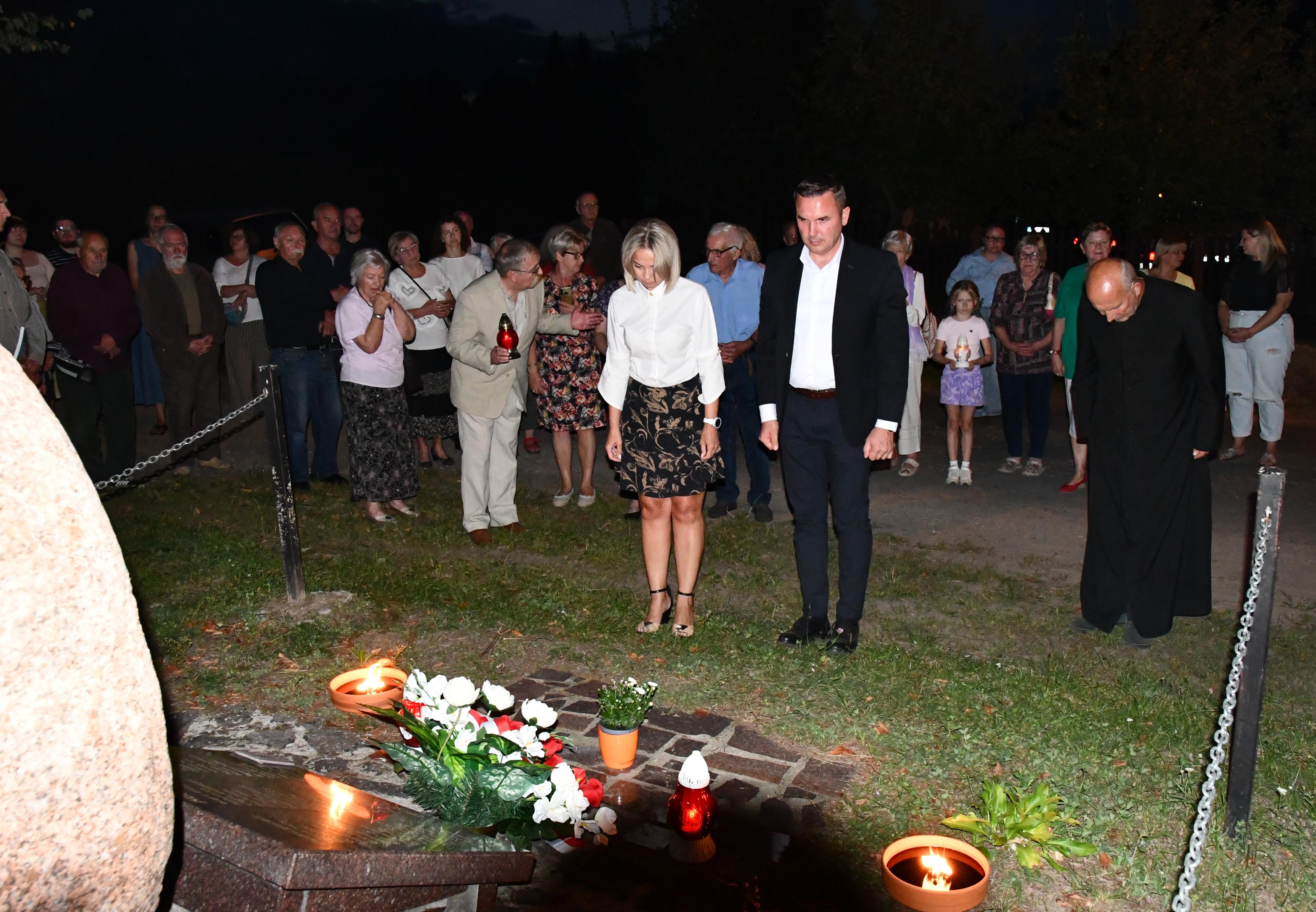 Złożenie kwiatów pod pomnikiem Ofiar Zbrodni Bojańskiej